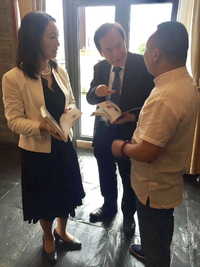 在温汤与日本专家团代表的热情交流，赠书留念